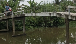 Bốn người trong một gia đình đập phá tan nát cầu từ thiện lúc nửa đêm