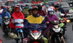 Người dân đội mưa ùn ùn trở về Sài Gòn sau kỳ nghỉ lễ Quốc khánh, cửa ngõ phía Tây ùn tắc kéo dài