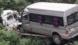 Xe cứu hộ chở ô tô 16 chỗ lao xuống vực, 2 người tử vong