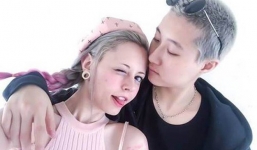 Con gái 'rơi' của Thành Long vất vả kiếm tiền để làm đám cưới với bạn gái đồng tính