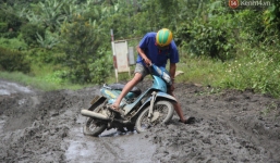 Cận cảnh con đường sình lầy không tưởng khiến người lớn, trẻ em ngã dúi dụi trong bùn đất