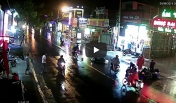 Dừng lại giúp người đi đường, hai người phụ nữ bị xe báy tông bay ra xa