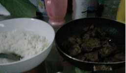 Gái đẻ mới 16 ngày đã hoang mang cầu cứu dân mạng vì cơm cữ, mẹ chồng nhất định không cho ăn rau