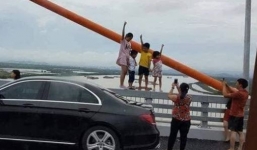 Bố mẹ 'thách thức tử thần' khi cho con đứng trên lan can cầu chụp ảnh gây bão mạng