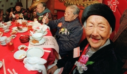 Chuyện chỉ có ở Trung Quốc: Già chống gậy đi còn khó mà vẫn hăng hái đến họp lớp