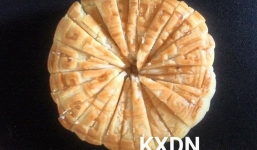 Chàng trai chia bánh trung thu thành 24 miếng không nát chỉ vì câu nói: 'Cắt được, mẹ gả con gái cho'