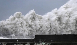 Siêu bão Jebi đổ bộ Nhật Bản, sức mạnh khủng khiếp như trong phim tận thế