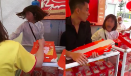 Xôn xao clip người phụ nữ chỉ mặt nhân viên bán hàng, quát mắng kịch liệt khi bị nghi ăn trộm ví tiền trong quầy bánh trung thu