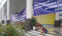 Sân trường bỗng dưng bị đổ đầy cát, hơn 1.000 học sinh có nguy cơ mất khai giảng