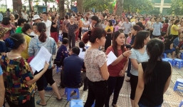 Thu đầu năm hơn 7 triệu đồng/học sinh, hàng trăm phụ huynh tụ tập kín sân phản ứng nhà trường