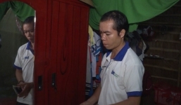 Đưa con đến trường, phụ huynh 'tiện tay' trộm luôn ví của cô giáo