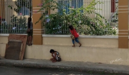 Xúc động hình ảnh 3 em nhỏ bán vé số bám hàng rào xem lễ khai giảng