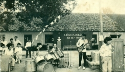 Chùm ảnh lễ khai giảng của thế hệ 7x, 8x: Còn ai nhớ về 1 thời quần vải xanh, áo trắng, khăn quàng đỏ, mũ ca lô?