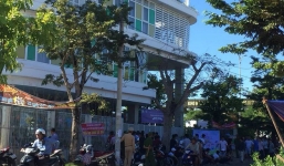 Chủ nợ căng băng rôn đòi nợ, ngăn cản trường mầm non làm lễ khai giảng