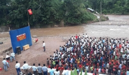 Thầy hiệu trưởng chia sẻ về buổi khai giảng 'rưng rưng lệ sầu' bên suối