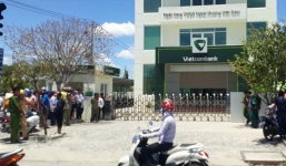 2 thanh niên cầm súng xông vào cướp ngân hàng Vietcombank ở Khánh Hòa