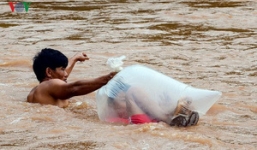 Trưởng phòng GD&ĐT huyện: Học sinh chui túi nilon vượt suối tới trường là tương đối an toàn