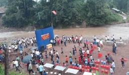 Lễ khai giảng cho học sinh bên bờ suối: Nhà trường đã tổ chức được 3 năm