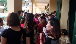 Bị tố lạm thu, hiệu trưởng vắng mặt trong lễ khai giảng, cổng chính bị đóng chặt