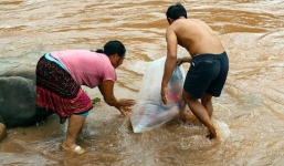 Phó Chủ tịch tỉnh Điện Biên: Học sinh chui vào túi nylon để qua suối đến trường 'phản cảm quá'