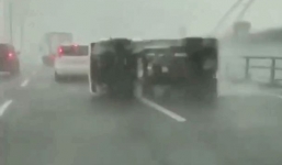 Kinh hoàng hình ảnh siêu bão Jebi thổi bay xe tải trên đường ở Nhật Bản