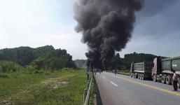 Lao thẳng vào xe con, xe tải rơi xuống chân cầu và nổ như bom