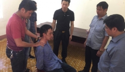 Nhân viên quán ăn bị nghi can ngáo đá dùng kim tiêm dính máu khống chế