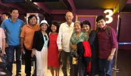 Được về nhà điều dưỡng, nghệ sĩ Lê Bình chống gậy đi xem phim cùng đồng nghiệp