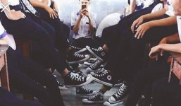 Bức ảnh chất nhất hôm nay: Khoe áo lớp xưa rồi, bây giờ trường người ta đã nâng tầm giày hiệu thế này cơ!