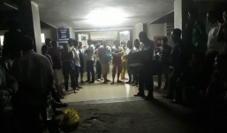 Y tá bỏ vào phòng ngồi nói chuyện điện thoại khi người nhà bệnh nhân không mang tiền bị giáng chức