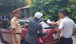Vụ tài xế ô tô Mazda rú ga, đánh võng ngược chiều trên phố Hà Nội: Công an đến tận nhà đưa tài xế và phương tiện về trụ sở