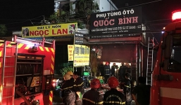 TP.HCM: Cháy cửa hàng phụ tùng ô tô trong đêm, quốc lộ 1 kẹt cứng nhiều giờ