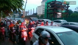 Nhiều tuyến phố Thủ đô tê liệt vì ùn tắc, xe máy ô tô tràn lên vỉa hè để về nhà sau giờ tan tầm