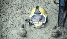 Tâm sự của một thợ lặn bể phốt chuyên nghiệp: 'Không bao giờ ăn thịt gà trước khi lặn, ông nào cởi đồ cho bọn tôi mới là người khổ!'