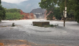 Vỡ đập chứa nhà máy phân bón, hàng nghìn m3 chất thải tràn vào khu dân cư