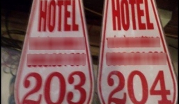 Gặp người yêu thân mật cùng người khác, chàng trai chỉ im lặng còn cư dân mạng lại phẫn nộ khi biết địa điểm hội ngộ