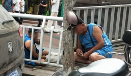 Bị bắt vì trộm xe, người đàn ông uống nước tiểu của mình để giả điên