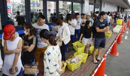 Người Nhật xếp hàng sạc điện thoại vì mất điện do động đất