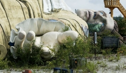 Công viên giải trí bỏ hoang ở Nhật: Nằm cạnh khu rừng tự sát nổi tiếng, bức tượng khổng lồ rùng rợn nằm giữa trung tâm