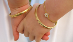 Thấy cháu được tặng vàng trong ngày thôi nôi, bà bác dâu ghen tức buông lời rủa độc, cách ứng xử của mẹ bé khiến ai nấy hả hê