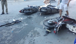 Ô tô tông hàng loạt xe máy ở Sài Gòn, nhiều người bị thương trong đó có trẻ em
