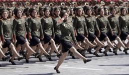 7 ngày qua ảnh: Đội nữ binh Triều Tiên xinh đẹp duyệt binh mừng Quốc khánh