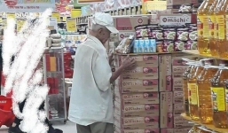 Bức ảnh ông lão cứ 8 giờ tối là tới siêu thị đợi mua cơm thanh lý với giá 10 ngàn đồng khiến MXH dậy sóng