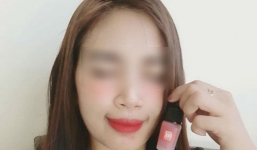 Dân mạng ném đá cô gái quỳ gối nài nỉ 'anh trai mưa' mua 2 cây son bạc triệu làm quà sinh nhật mình, dù chưa nhận lời yêu