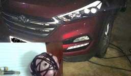 Nam thanh niên tá hỏa báo phát hiện gầm ô tô bị cài vật lạ đang cháy, nghi có gắn thuốc nổ