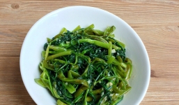 Chỉ thêm 1 nguyên liệu dễ kiếm này mà món rau muống xào của tôi ngon vô địch mẹ chồng cũng phải thua!