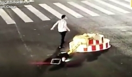 Không muốn chờ đèn đỏ, người đàn ông Trung Quốc kéo đổ cột đèn giao thông