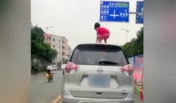Thót tim bé gái 4 tuổi đứng nhảy múa trên nóc ôtô đang chạy