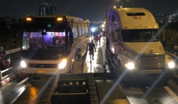 Cao tốc tê liệt sau vụ tai nạn, người dân kéo hành lý tìm đường thoát thân