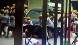 Xôn xao clip cô giáo lái xe BMW trong trường, đâm hàng loạt học sinh